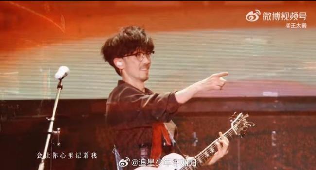 必須炫耀,！見到周傳雄在演唱會玩搖滾了