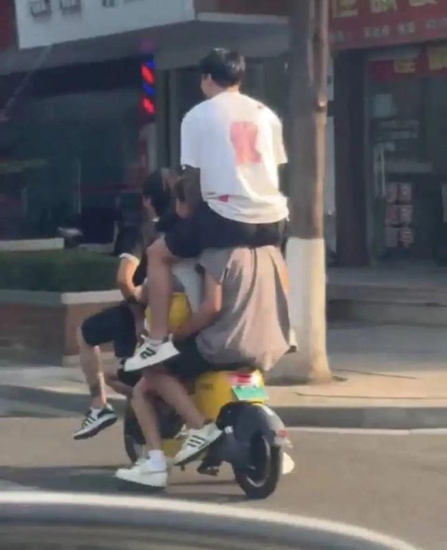 五人同騎一輛共享電單車被抓