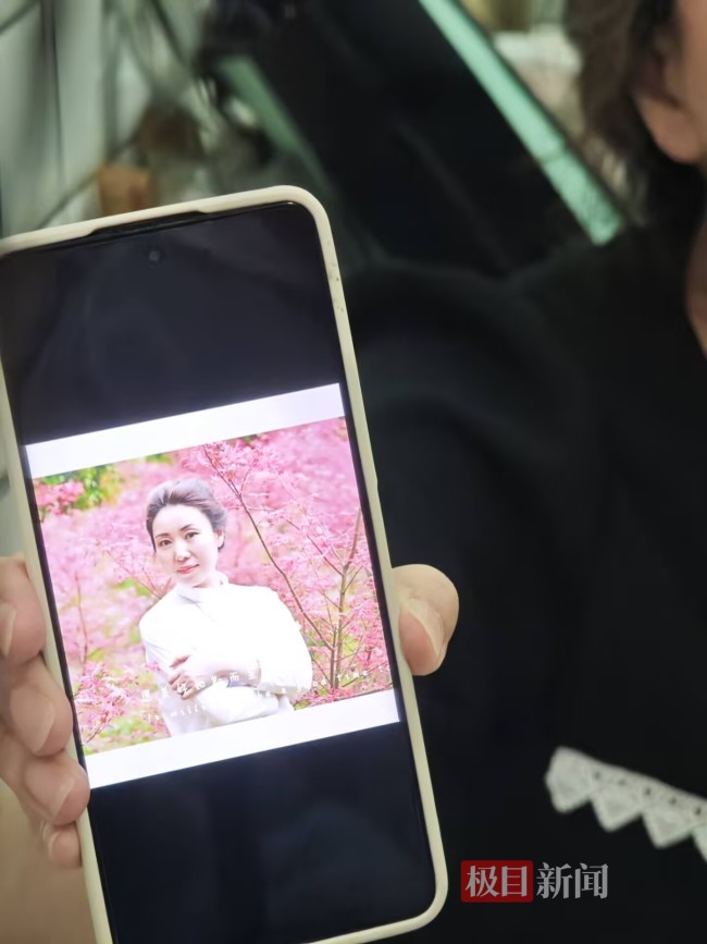 被刺女孩外婆在法院外痛哭：沒想到外孫女會走在自己前面