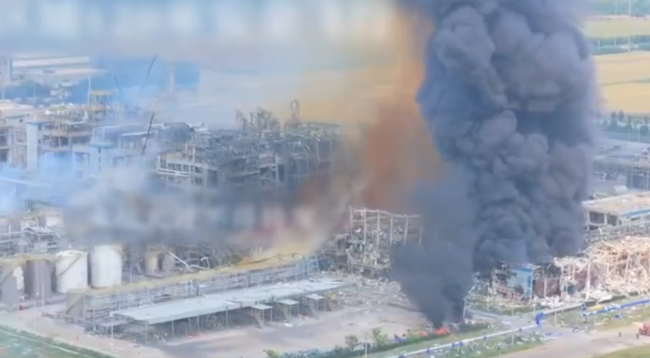 航拍山東化工廠爆炸：大量濃煙升起 環(huán)保部門提示戴口罩