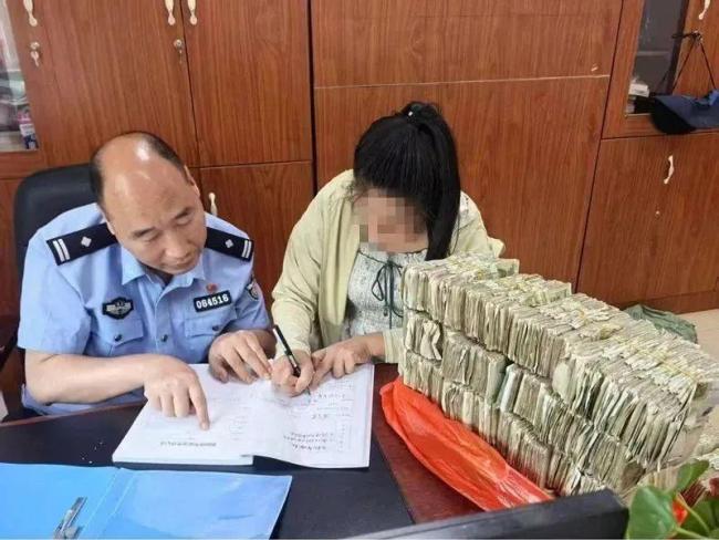騎手撿到一麻袋現(xiàn)金立即報警 警民攜手守護(hù)錢袋子
