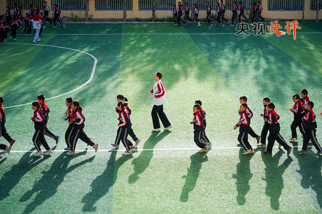 【央視快評(píng)】高舉隊(duì)旗跟黨走