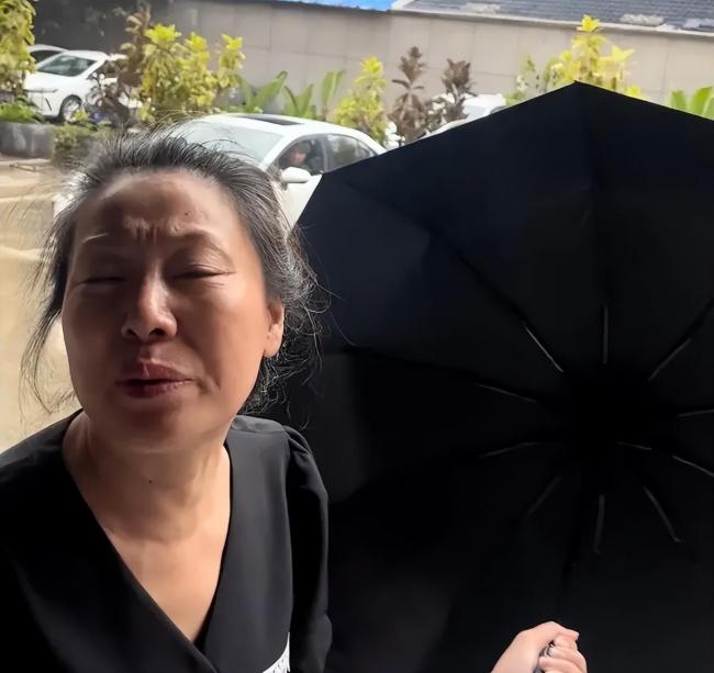 家門口遇害女子母親稱兇手必須死刑 庭審延期引發(fā)關注