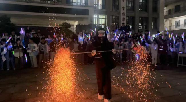 各大高校學長學姐為高考生送祝福 青春吶喊助力高考