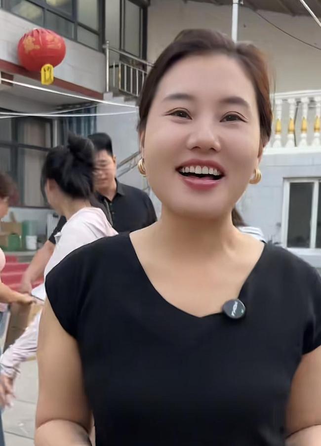 楊妞花一身黑色套裝亮相芭莎紅毯 勵(lì)志傳奇綻放光芒