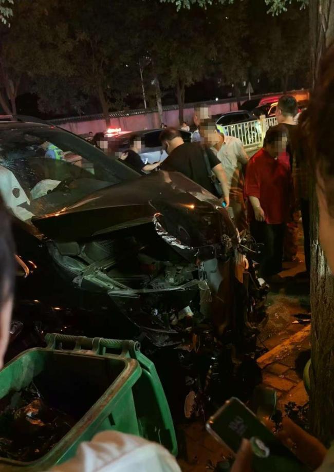 奔馳遇查酒駕強(qiáng)闖卡撞傷交警 肇事司機(jī)被控制