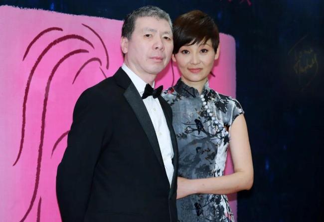 馮小剛養(yǎng)女高中畢業(yè) 徐帆赴美參加畢業(yè)典禮 溫馨畫面曝光