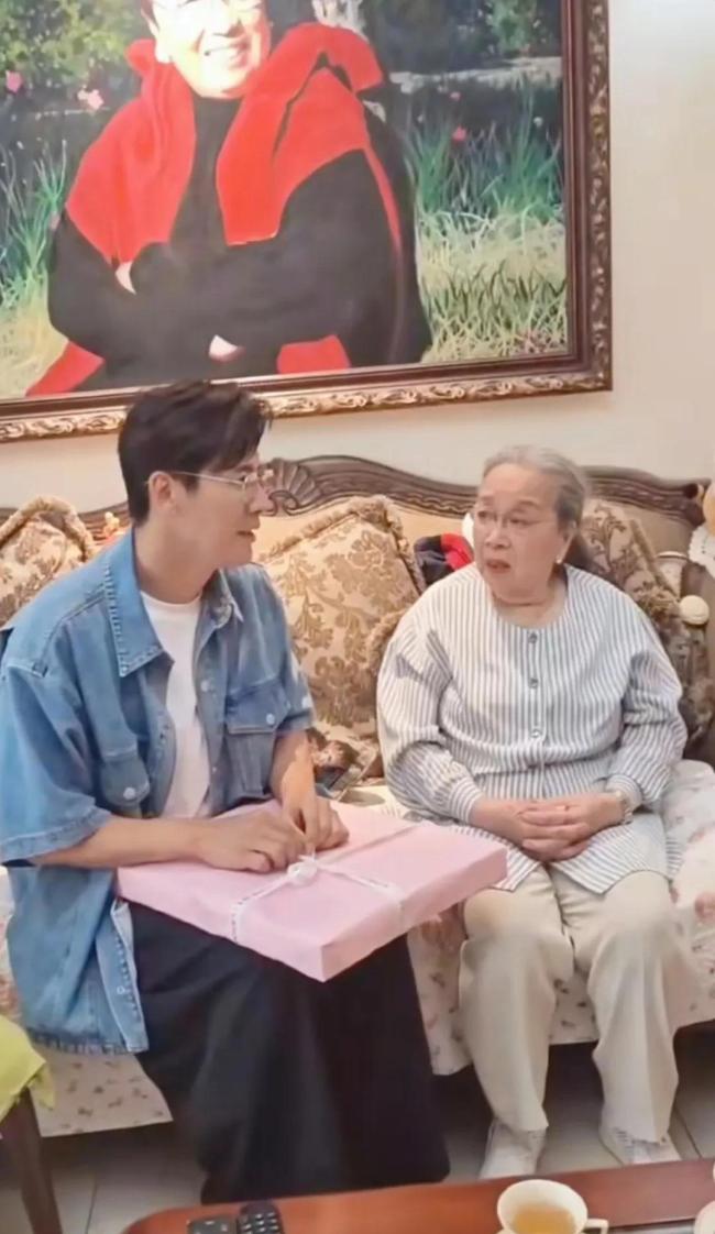 于晓光探望89岁李明启 了解其简朴生活 德艺双馨典范