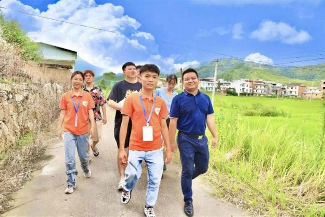 身體帶22根鋼釘大學(xué)生去支教 15次手術(shù)后的堅(jiān)韌選擇