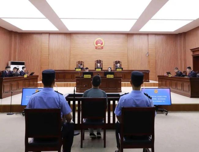 閆桂軍被控違規(guī)放貸63.9億元 受賄與濫用職權(quán)案開庭審理