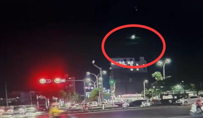 天都被照亮了！廣東海南疑劃過火流星 夜空驚現(xiàn)明亮天體