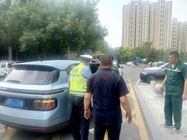 幼童發(fā)高燒遇堵車 民警騎摩托送醫(yī) 緊急護送就醫(yī)
