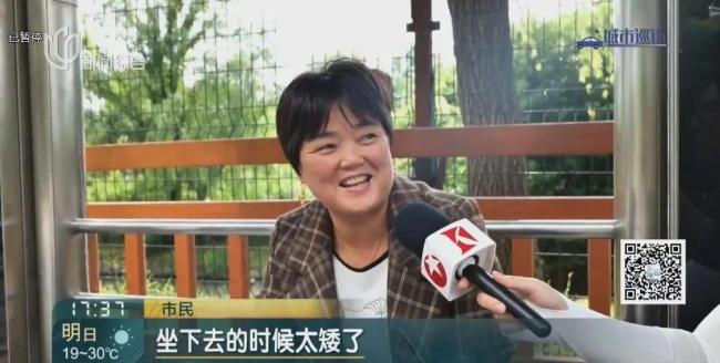 公交站椅子被吐槽僅一部手機(jī)高 市民呼吁整改