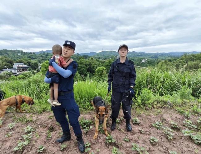 警犬找回走失42小時(shí)男童