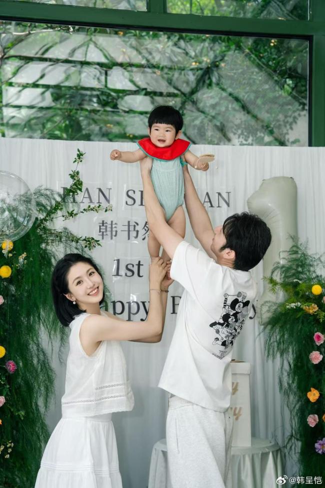 國(guó)羽世界冠軍韓呈愷曬全家福 妻子顏值超高 幸福家庭引網(wǎng)友點(diǎn)贊
