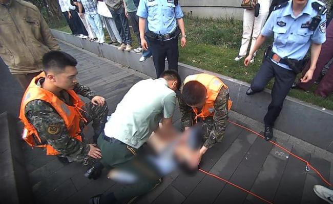 63歲老人跳河輕生 武警官兵緊急救援 生死營救12分鐘