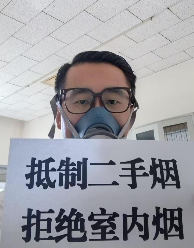 困在辦公室二手煙中的職場人 防毒面具下的無奈抗爭
