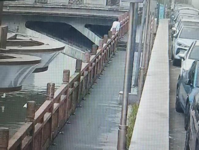 老人跳河輕生武警緊急救援 生死營救12分鐘