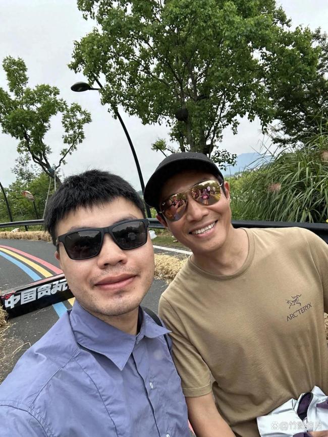 撒貝寧全家千島湖打水仗 奶爸流量引關(guān)注