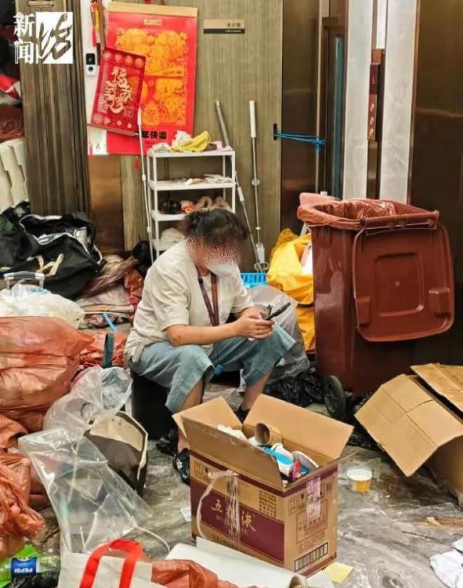 上海獨(dú)居老人3000萬(wàn)豪宅堆滿(mǎn)垃圾 生活令人匪夷所思