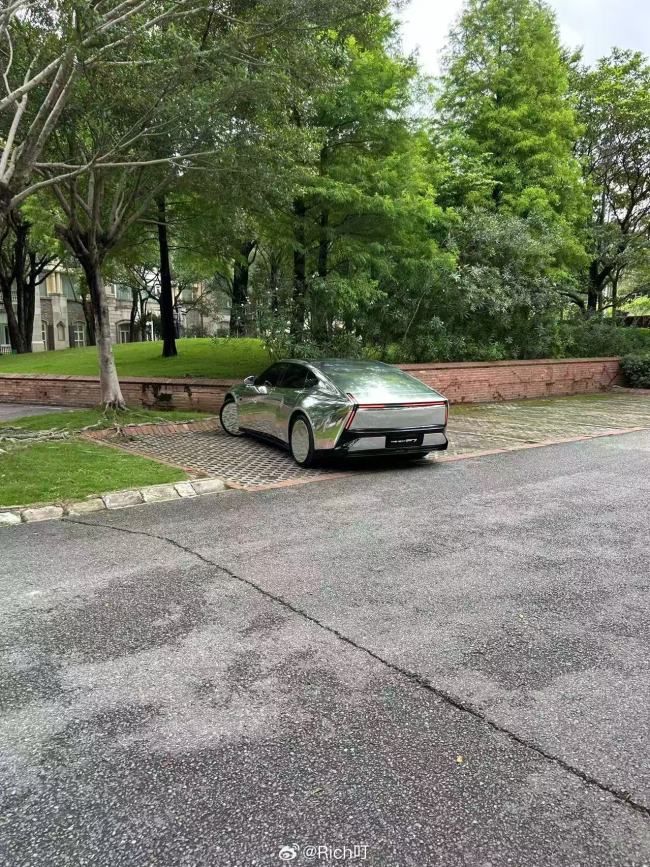 全新小鵬P7動(dòng)態(tài)影像曝光 實(shí)車尾翼亮相