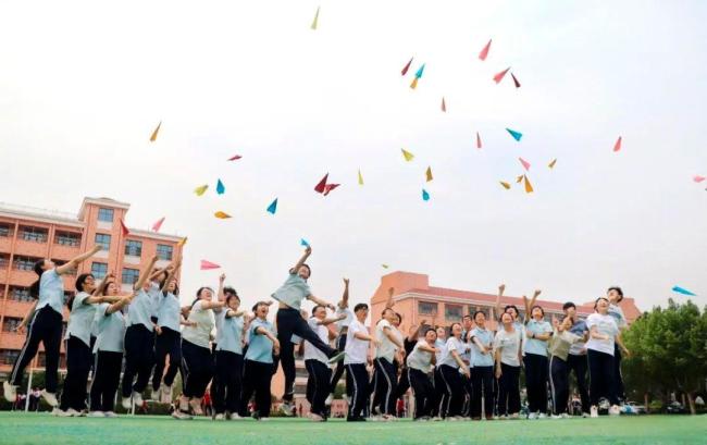 媒體：高考人數(shù)8年首降,，升學(xué)不再只有“獨(dú)木橋” 職業(yè)教育迎來(lái)新機(jī)遇