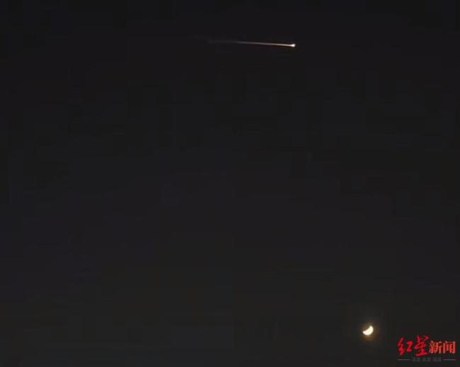 多地网友目击夜空现不明飞行物 疑似卫星再入大气层