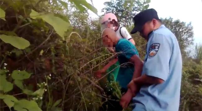 老太突然倒地嚇壞路人民警緊急相救 家屬感激救命之恩