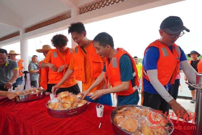 蘇炳添跨界參加龍船競渡 水上激情對決