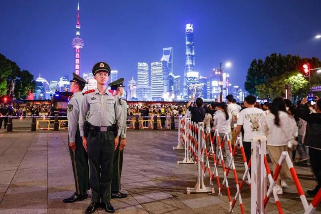 上海外灘再現(xiàn)武警隔離人墻 守護(hù)節(jié)日平安