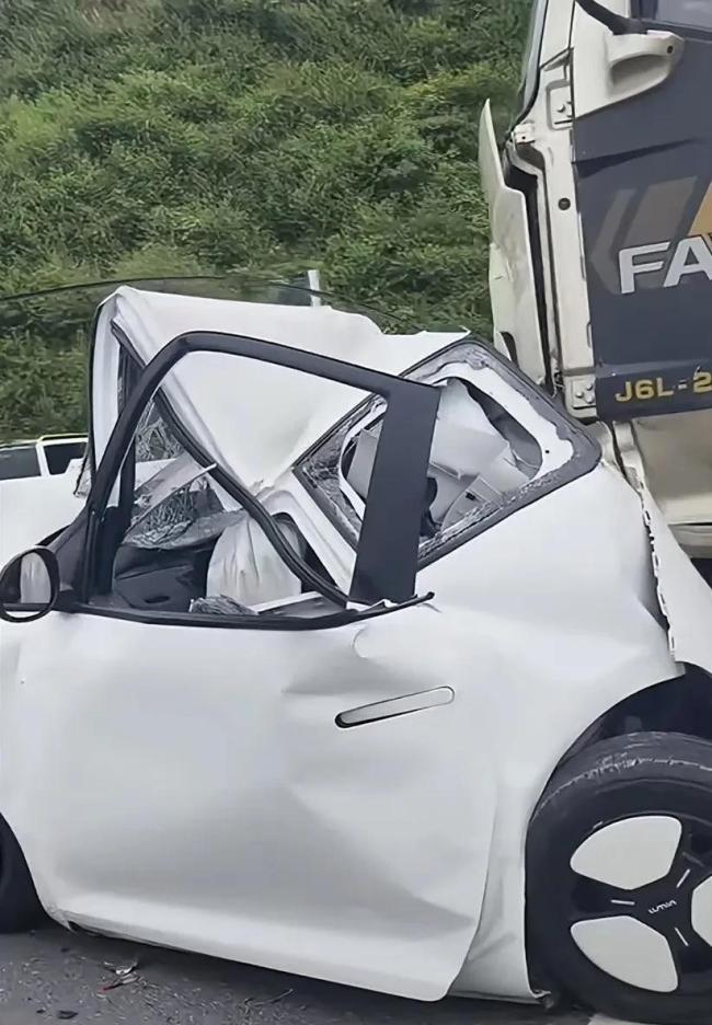 小車被兩輛大貨車擠扁 司機爬出 安全問題不容忽視