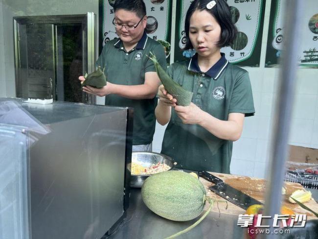 飼養(yǎng)員當(dāng)大廚 大熊貓吃上美味粽子 創(chuàng)意粽情溫暖國寶心