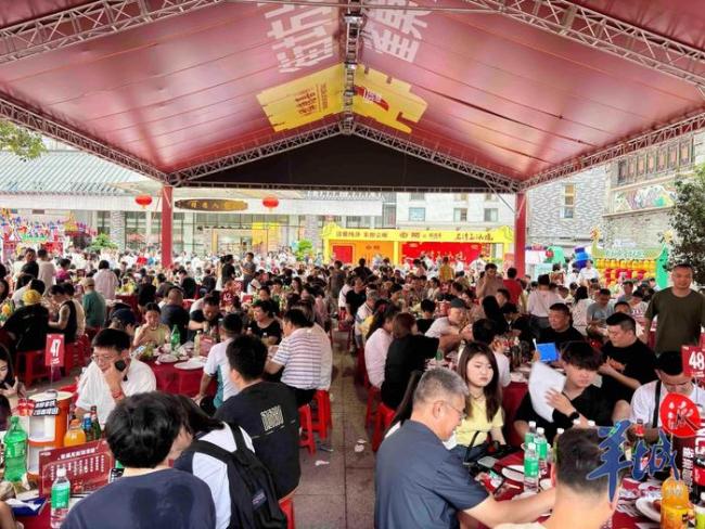 廣州獵德龍舟上演招親名場(chǎng)面 百舸爭(zhēng)流續(xù)千年情誼