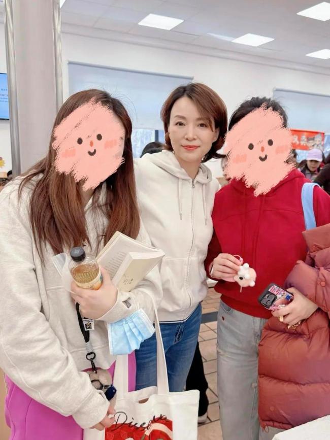 董卿與兒子同臺朗讀 溫馨畫面盡顯母子情深