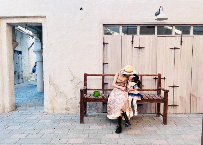 張若昀一家三口現(xiàn)身倫敦過六一 異國街頭溫馨同游