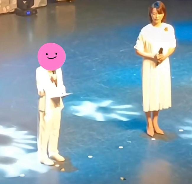 董卿與兒子同臺朗讀 溫馨畫面盡顯母子情深