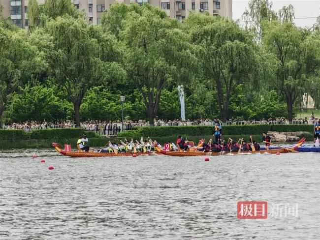 长春一龙舟S型走位直冲岸边 引发游客欢笑