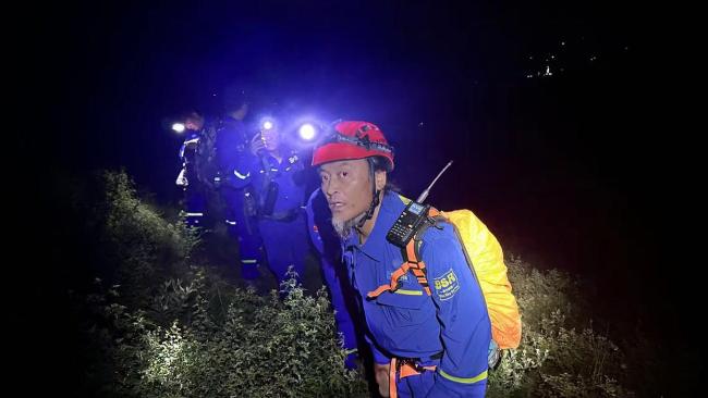 北京一男子端午節(jié)獨(dú)爬野山被困，還執(zhí)意自己找路,！27人連夜冒雨搜山 自信過(guò)度險(xiǎn)釀禍
