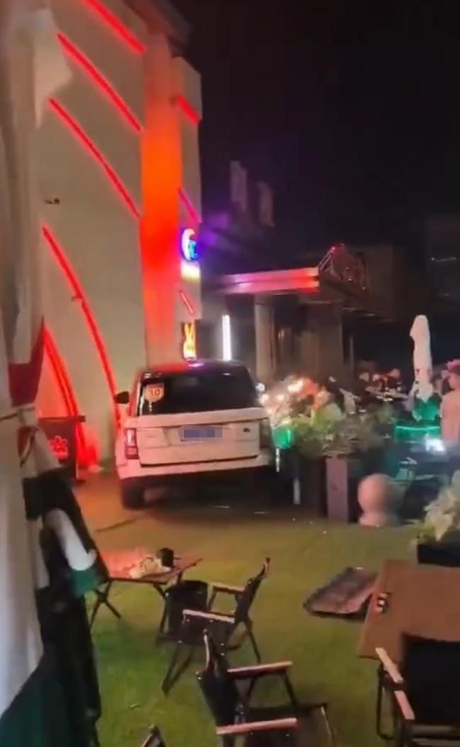 太原一路虎车在酒吧门口横冲直撞