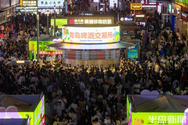 青島臺東步行街現(xiàn)啤酒交易所 網(wǎng)紅打卡地吸引八方來客