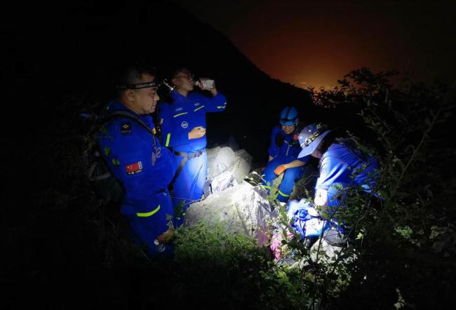 北京:男子端午節(jié)爬野山迷路,還執(zhí)意自己找路!27人冒雨搜山救援