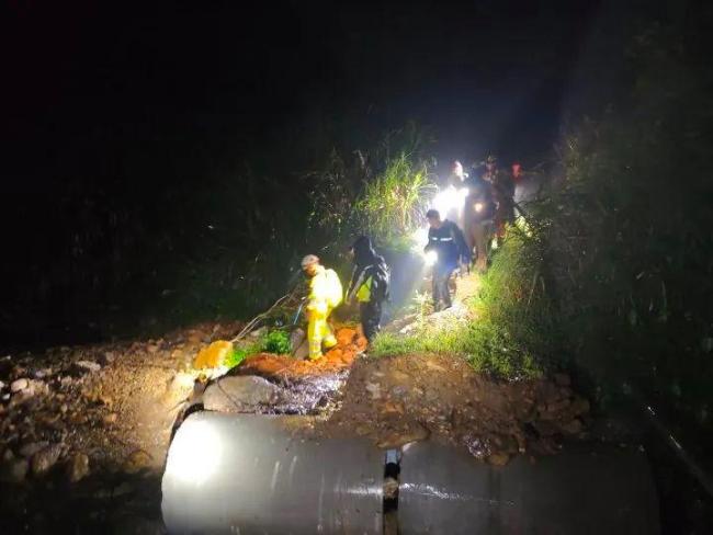 4名上海游客被困山頂懸崖邊