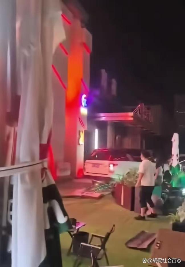太原一路虎車橫沖直撞 路人紛紛避讓 危險(xiǎn)駕駛引熱議
