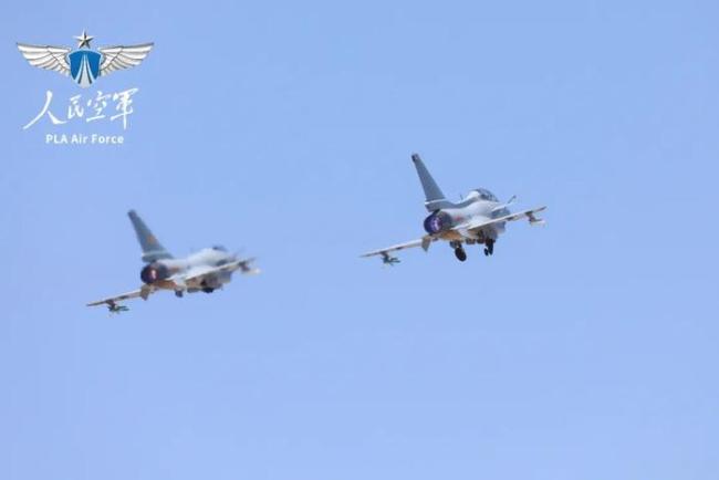 直击歼10二对三空战对抗训练 新飞行员首任指挥官