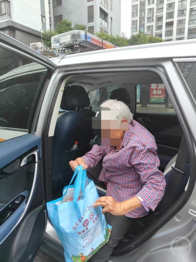 老人被甩客執(zhí)法人員送其回家