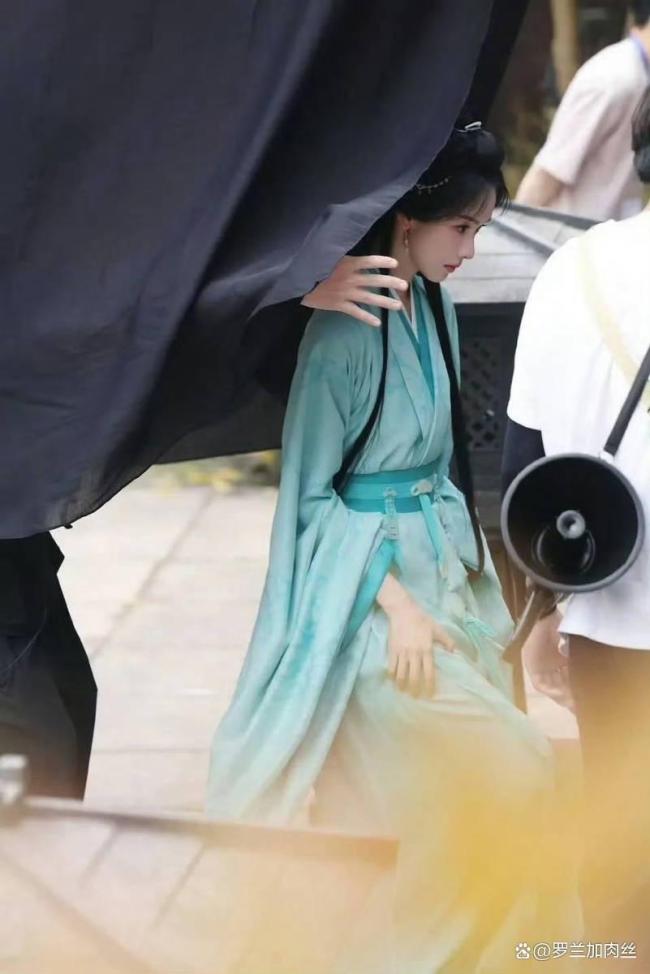 陈都灵翘楚湖蓝色战国袍路透 古典美人再现