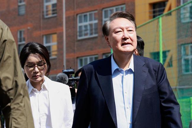 尹锡悦夫妇现身投票站 完成总统选举投票