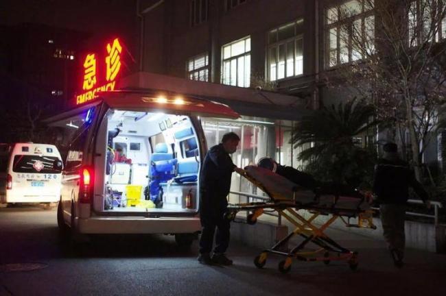 黑救護車轉(zhuǎn)運癌癥病人收費八千多元 臨終老人“回家路”難