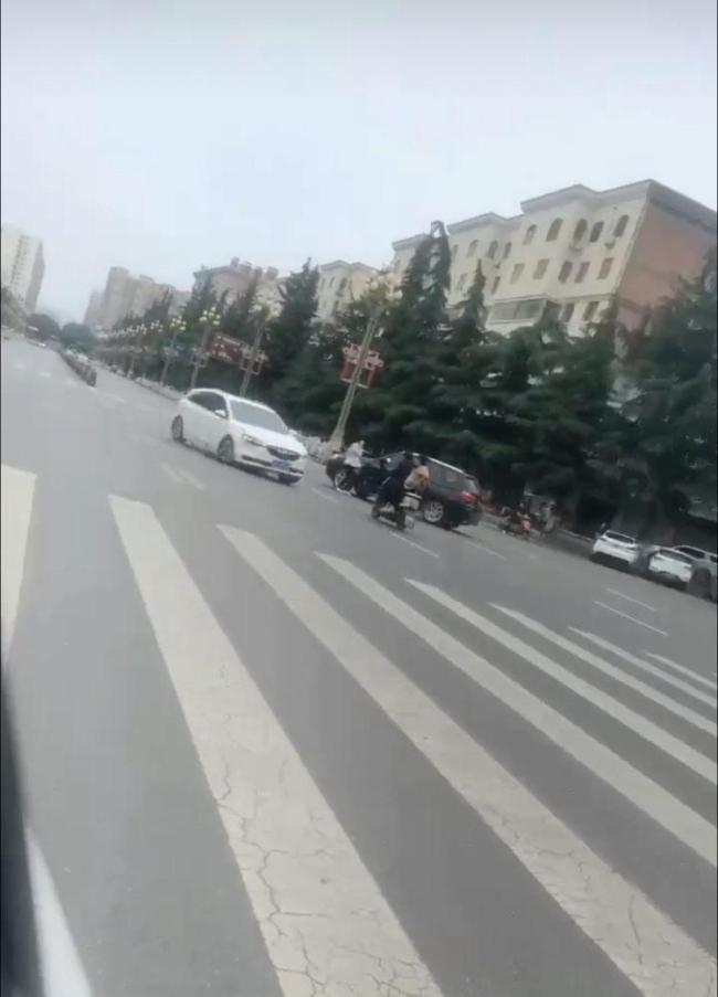 社區(qū)書記鬧市飛車追撞女子 警方介入