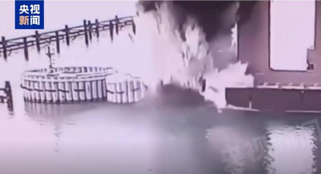 克里米亞大橋?yàn)楹卫媳粸踯姸⑸? ></p><p>烏克蘭國家安全局表示,，此次行動(dòng)的準(zhǔn)備工作持續(xù)數(shù)月，特工在橋墩處布設(shè)了爆炸裝置,。當(dāng)?shù)貢r(shí)間3日凌晨4點(diǎn)44分,，首個(gè)爆炸裝置被引爆，未造成平民傷亡,。橋墩的水下支撐結(jié)構(gòu)底部嚴(yán)重受損,，1100公斤TNT炸藥發(fā)揮了作用，大橋?qū)嶋H已處于緊急危險(xiǎn)狀態(tài),。網(wǎng)上發(fā)布的視頻顯示水下發(fā)生爆炸,，碎片到處亂飛，還有一張大橋一側(cè)受損的照片,。據(jù)烏克蘭媒體3日報(bào)道,，克里米亞大橋發(fā)生了多次爆炸。</p><p class=